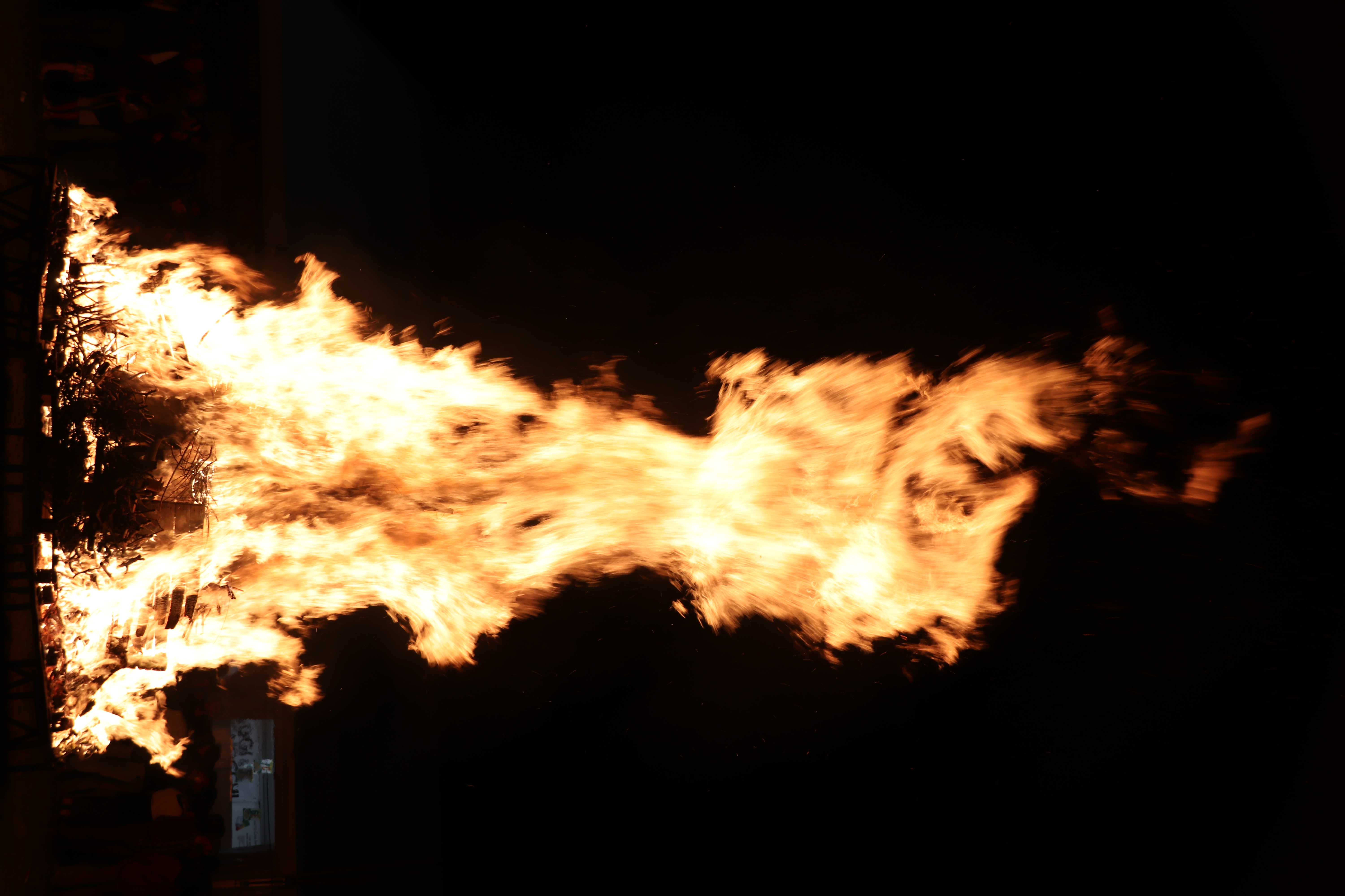 Fiamme del falò del Lom a Maz